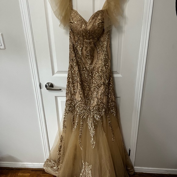 Red carpet dress - Picture 1 of 3